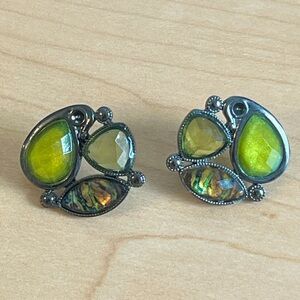 Green crystals stud earrings